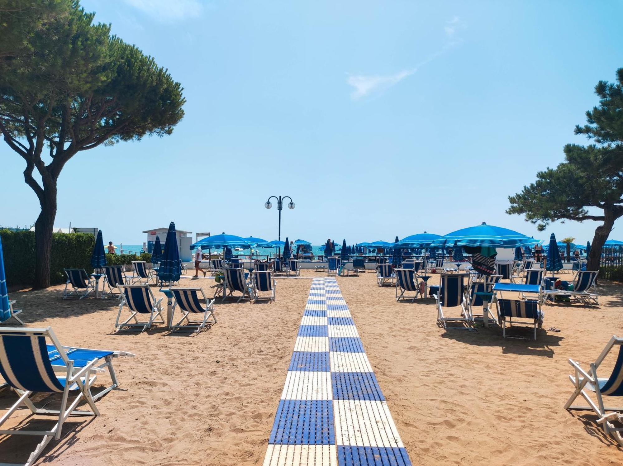 Апартаменты Brioni Fronte Mare Лидо-ди-Езоло Экстерьер фото