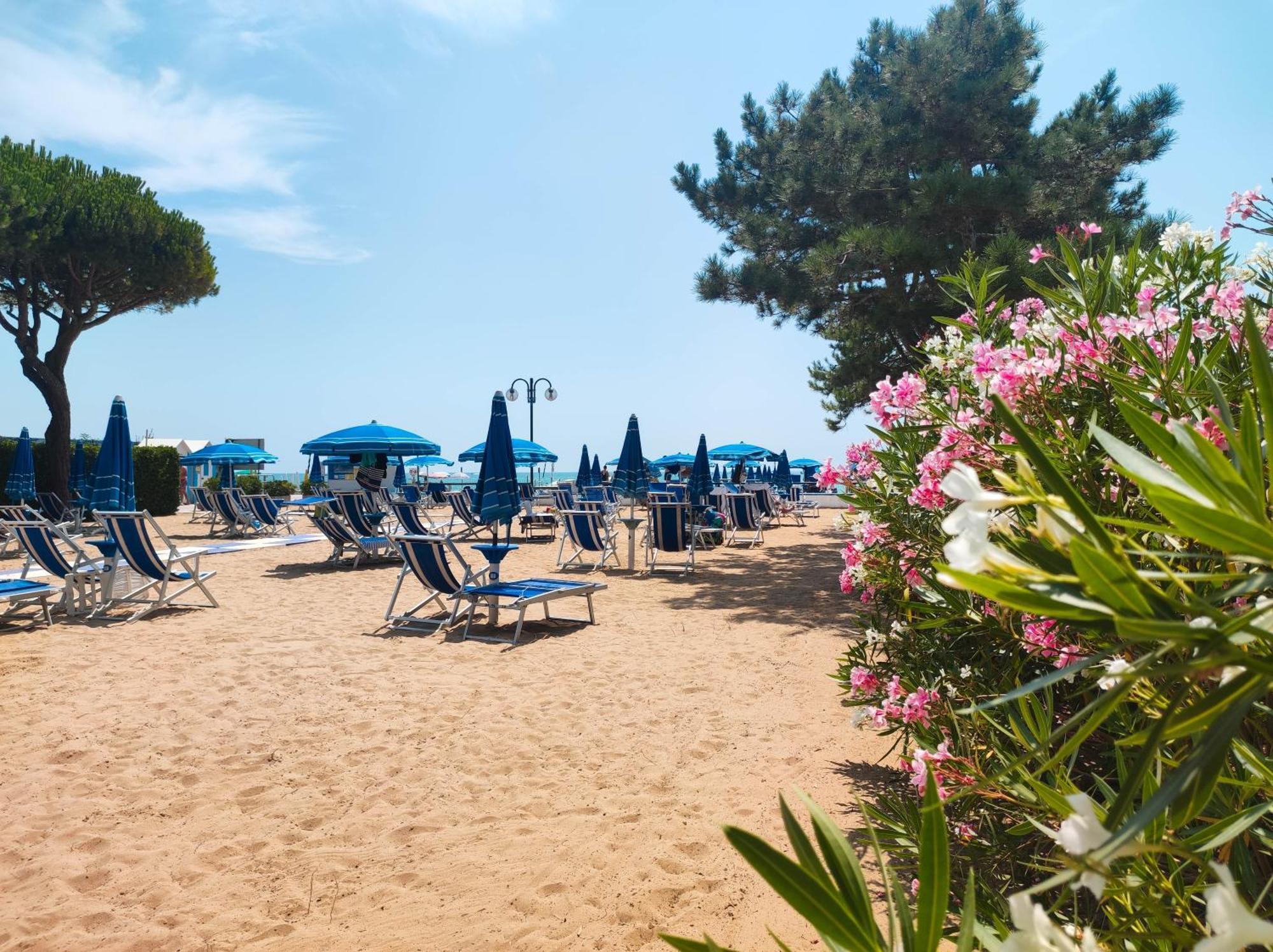 Апартаменты Brioni Fronte Mare Лидо-ди-Езоло Экстерьер фото